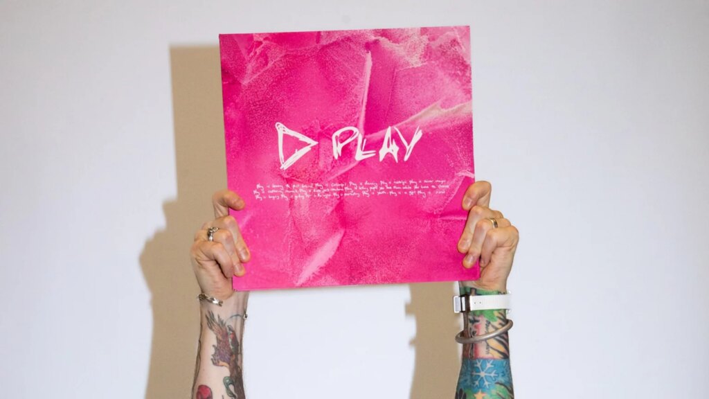 Ed Sheerans hands holding his play album