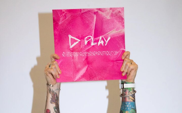 Ed Sheerans hands holding his play album