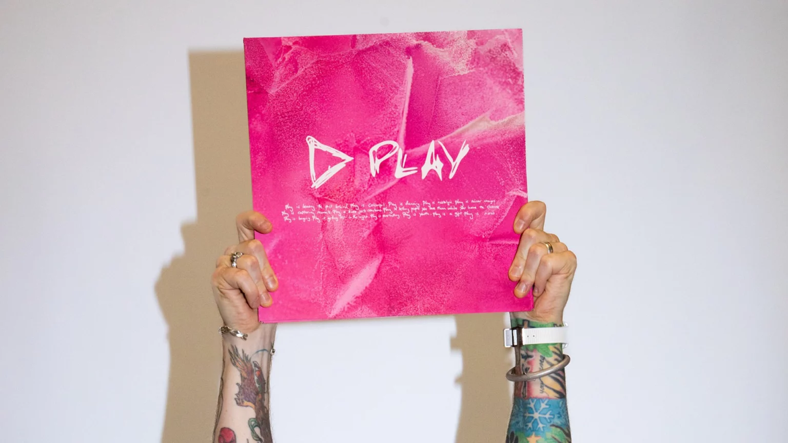 Ed Sheerans hands holding his play album
