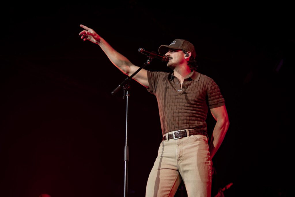 Tucker Wetmore in Auckland performing live on the walkway at Jordan Davis New Zealand tour.
