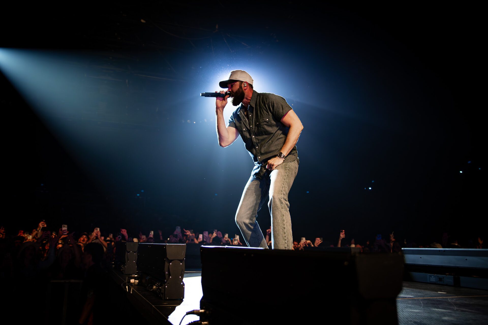 Jordan Davis on stage in Auckland, New Zealand with the crowd
