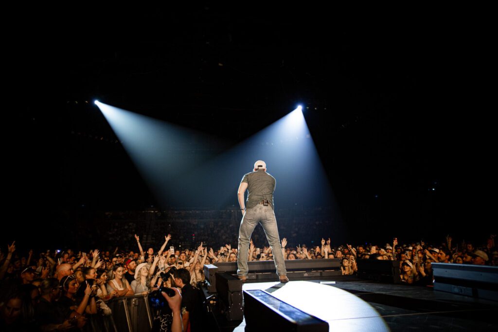 Jordan Davis on stage in Auckland, New Zealand with the crowd