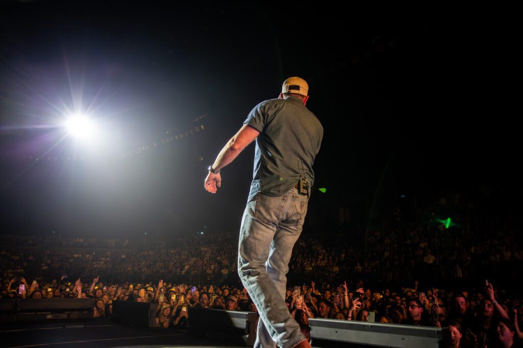 Jordan Davis on stage in Auckland, New Zealand with the crowd