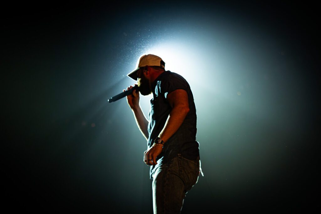 Jordan Davis on stage in Auckland, New Zealand with the crowd